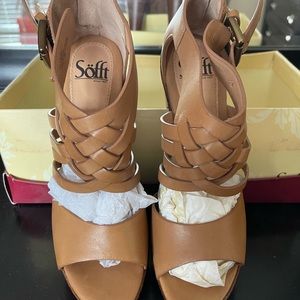 SOFT Size 8 3 1/2 inch heels in Natural